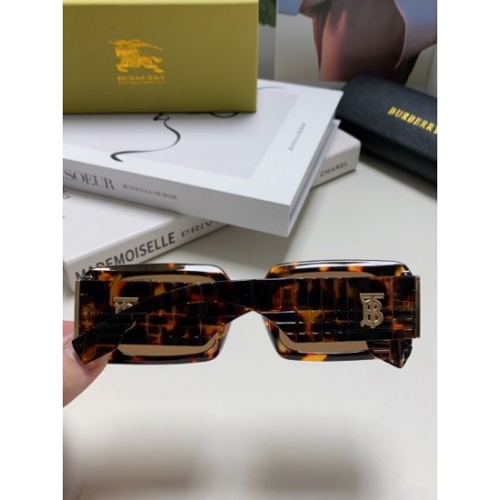 BURBERRY バーバリー 2024SS サングラス 夏の暑い日にも快適に BURBERRY バーバリー 2024SS サングラス 夏の暑い日にも快適に