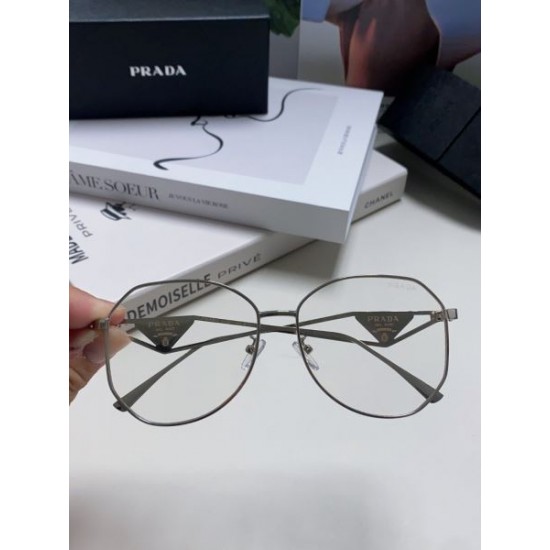 PRADA プラダ 2024SS サングラス 季節の変わり目に活躍する PRADA プラダ 2024SS サングラス 季節の変わり目に活躍する