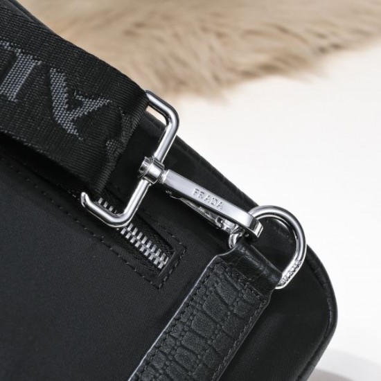 2024FW チェストバッグ PRADA プラダ 相性が良く断然オススメ 2024FW チェストバッグ PRADA プラダ 相性が良く断然オススメ