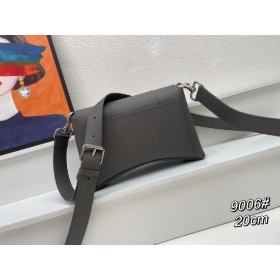 BALENCIAGA バレンシアガ 2024FW 秋冬の必需アイテム ショルダーバッグ BALENCIAGA バレンシアガ 2024FW 秋冬の必需アイテム ショルダーバッグ