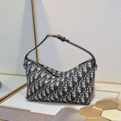 DIOR ディオール 2024FW 引き続き注目のスタイル トートバッグ