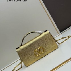 VALENTINO ヴァレンティノ 2024FW 魅力を持つ ショルダーバッグ
