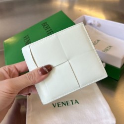 BOTTEGA VENETA ボッテガヴェネタ 2024FW トップトレンド 二つ折り財布