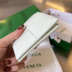 BOTTEGA VENETA ボッテガヴェネタ 2024FW トップトレンド 二つ折り財布