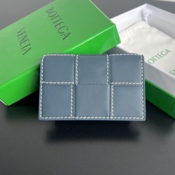 BOTTEGA VENETA ボッテガヴェネタ 2024FW 絶妙な着こなしに カードケース