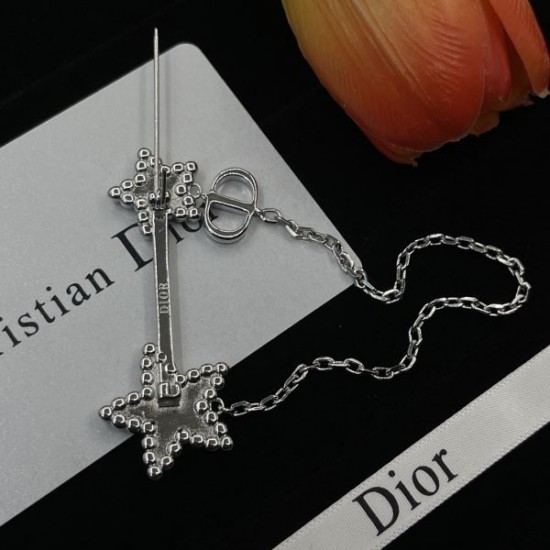 2025SS DIOR ディオール セレブが今シーズン手に入れ ブローチ 2025SS DIOR ディオール セレブが今シーズン手に入れ ブローチ