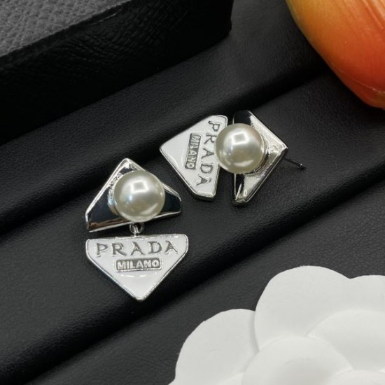 2025SS PRADA プラダ 今っぽいスタイルに決まる イヤリング 2025SS PRADA プラダ 今っぽいスタイルに決まる イヤリング