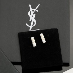 2025SS YSL イヴ サンローラン 絶妙な着こなしに イヤリング
