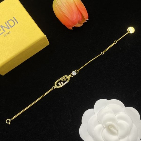 2025SS FENDI フェンデイ 主役になる個性的なアイテム ブレスレット 2025SS FENDI フェンデイ 主役になる個性的なアイテム ブレスレット