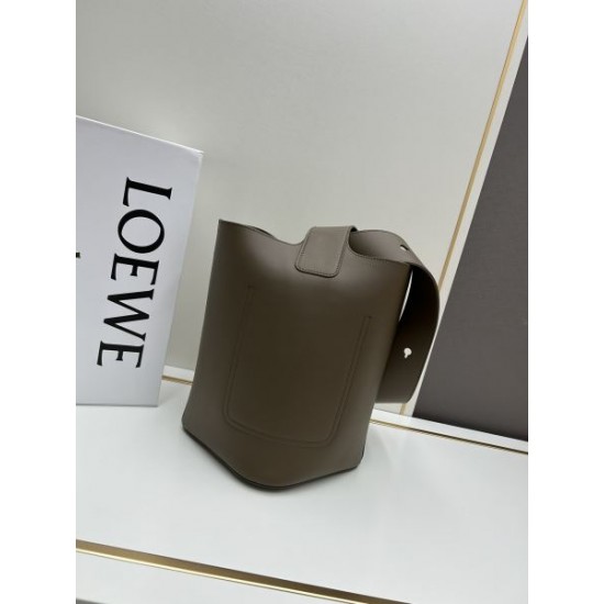 2025SS トートバッグ LOEWE ロエベ 新作カジュアルコーデに 2025SS トートバッグ LOEWE ロエベ 新作カジュアルコーデに