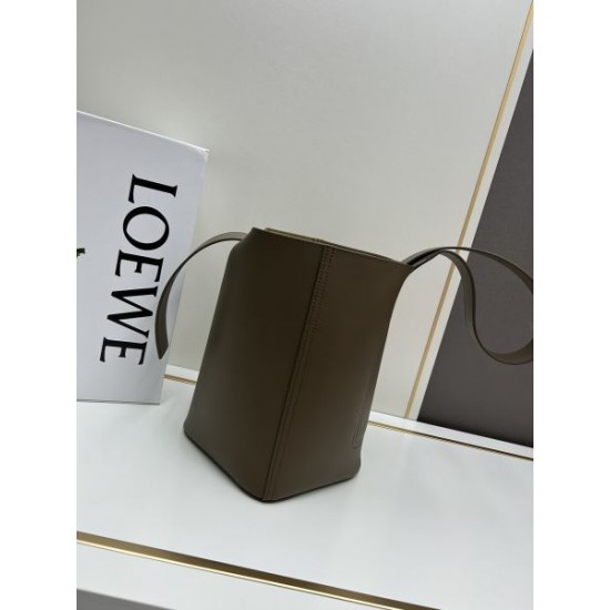 2025SS トートバッグ LOEWE ロエベ 新作カジュアルコーデに 2025SS トートバッグ LOEWE ロエベ 新作カジュアルコーデに