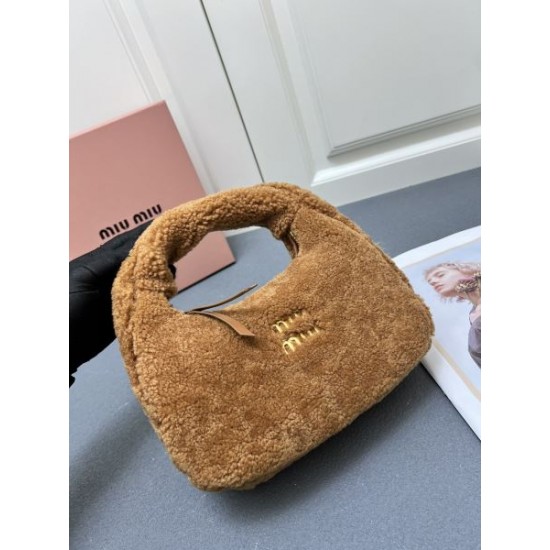 2025SS トートバッグ MIU MIU ミュウミュウ 芸能人着用商品 2025SS トートバッグ MIU MIU ミュウミュウ 芸能人着用商品