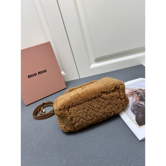 2025SS トートバッグ MIU MIU ミュウミュウ 芸能人着用商品 2025SS トートバッグ MIU MIU ミュウミュウ 芸能人着用商品