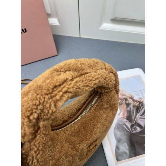 2025SS トートバッグ MIU MIU ミュウミュウ 芸能人着用商品 2025SS トートバッグ MIU MIU ミュウミュウ 芸能人着用商品