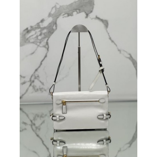 2025SS ショルダーバッグ PRADA プラダ 引き続き注目のスタイル 2025SS ショルダーバッグ PRADA プラダ 引き続き注目のスタイル