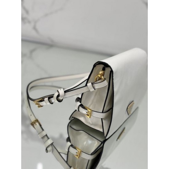 2025SS ショルダーバッグ PRADA プラダ 引き続き注目のスタイル 2025SS ショルダーバッグ PRADA プラダ 引き続き注目のスタイル