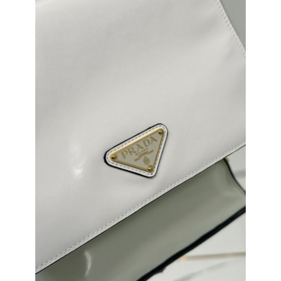 2025SS ショルダーバッグ PRADA プラダ 引き続き注目のスタイル 2025SS ショルダーバッグ PRADA プラダ 引き続き注目のスタイル