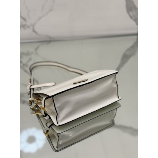 2025SS ショルダーバッグ PRADA プラダ 引き続き注目のスタイル 2025SS ショルダーバッグ PRADA プラダ 引き続き注目のスタイル