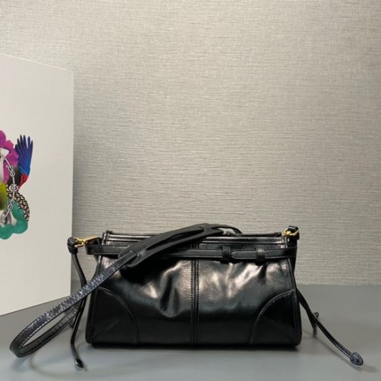 2025SS ショルダーバッグ PRADA プラダ 今季はファション感漂う 2025SS ショルダーバッグ PRADA プラダ 今季はファション感漂う