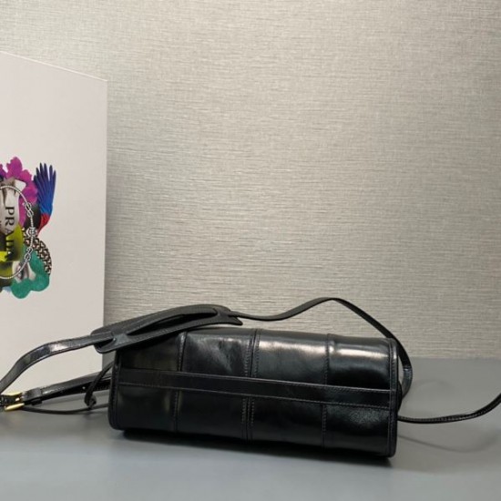 2025SS ショルダーバッグ PRADA プラダ 今季はファション感漂う 2025SS ショルダーバッグ PRADA プラダ 今季はファション感漂う