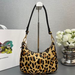 2025SS ショルダーバッグ PRADA プラダ 着回し力抜群のシンプル