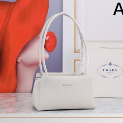 2025SS ショルダーバッグ PRADA プラダ 都会的な印象のスタイル