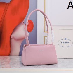 2025SS ショルダーバッグ PRADA プラダ 都会的な印象のスタイル