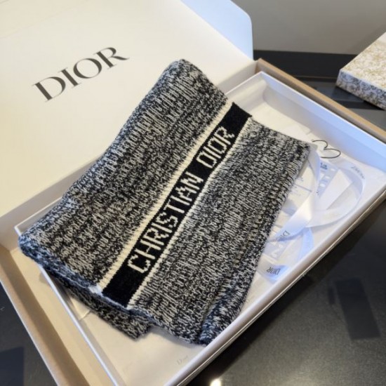 2025FW スカーフ DIOR ディオール 今季トップスに合わせたいトレンドスカーフ