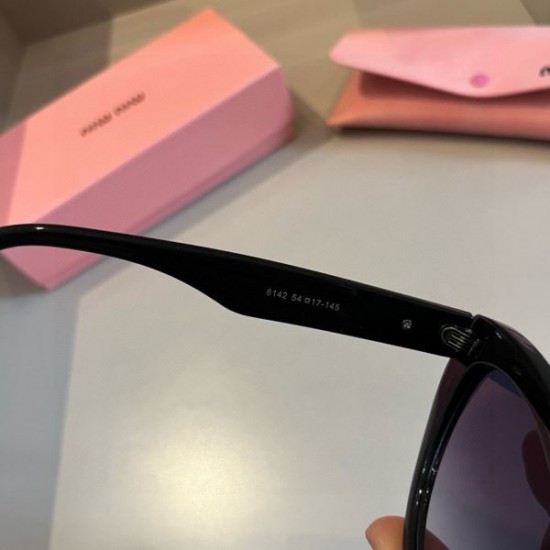 2025FW サングラス MIU MIU ミュウミュウ 着回し力抜群の万能デザイン