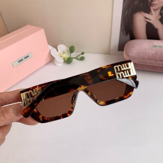 2025FW サングラス MIU MIU ミュウミュウ 新鮮で上品な印象を与えるデザイン