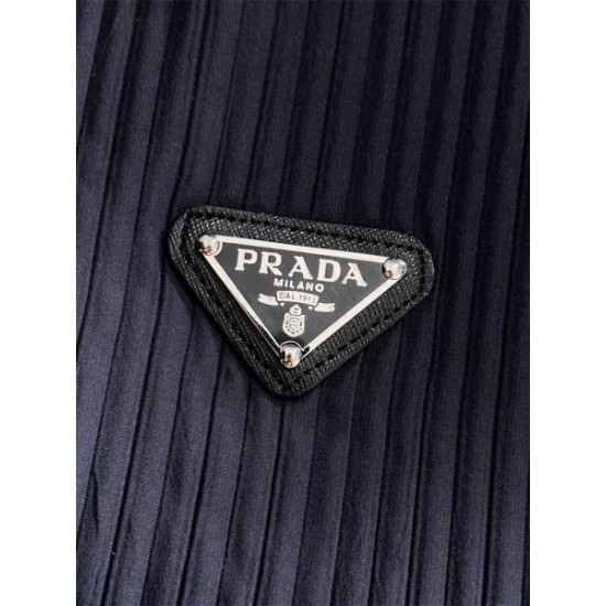 2025FW ジャケット PRADA プラダ 芸能人愛用の注目ジャケット