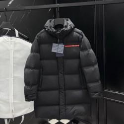 2025FW PRADA プラダ 大人の魅力際立つモデル ダウンジャケット