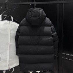 2025FW PRADA プラダ 大人の魅力際立つモデル ダウンジャケット