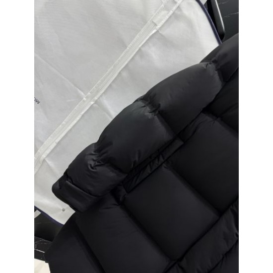 2025FW PRADA プラダ 大人の魅力際立つモデル ダウンジャケット
