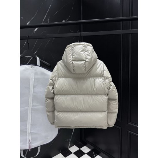 2025FW PRADA プラダ 印象深いデザイン ダウンジャケット