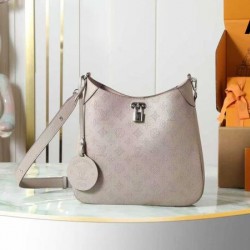2025FW LOUIS VUITTON ルイヴィトン レディース トートバッグ 足元から注目される高感度デザイン