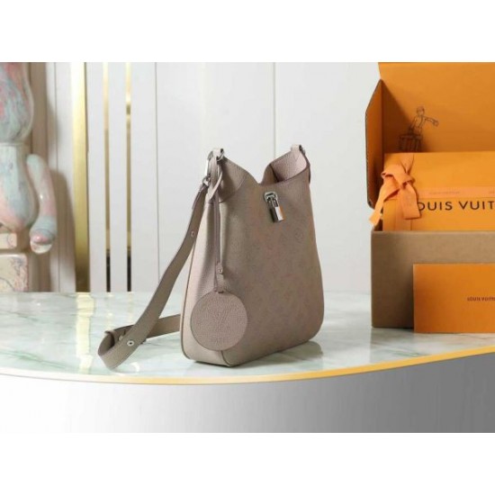 2025FW LOUIS VUITTON ルイヴィトン レディース トートバッグ 足元から注目される高感度デザイン