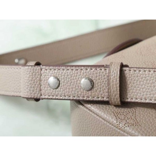 2025FW LOUIS VUITTON ルイヴィトン レディース トートバッグ 足元から注目される高感度デザイン