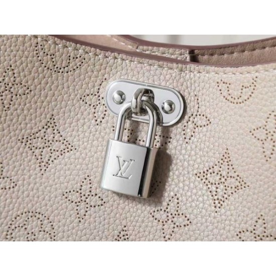 2025FW LOUIS VUITTON ルイヴィトン レディース トートバッグ 足元から注目される高感度デザイン