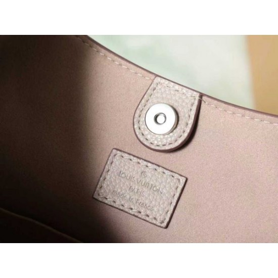 2025FW LOUIS VUITTON ルイヴィトン レディース トートバッグ 足元から注目される高感度デザイン