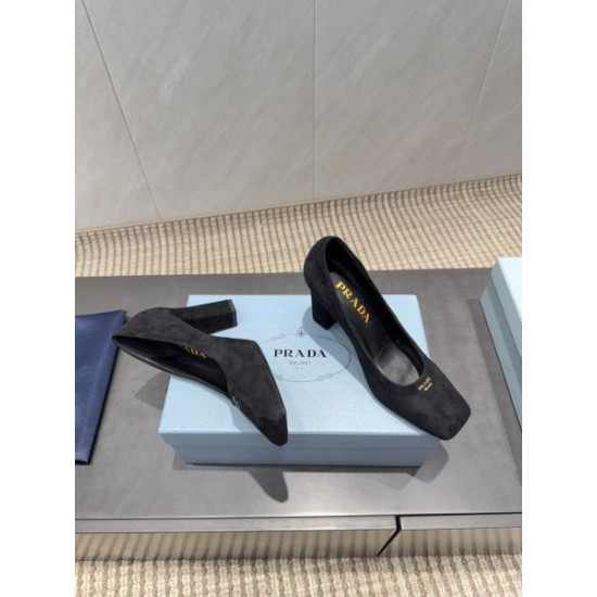 2025FW 雑誌＆街で話題の人気 PRADA プラダ ハイヒール
