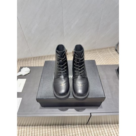 2025FW レトロ感が映える旬スタイル CHANEL シャネル ブーツ