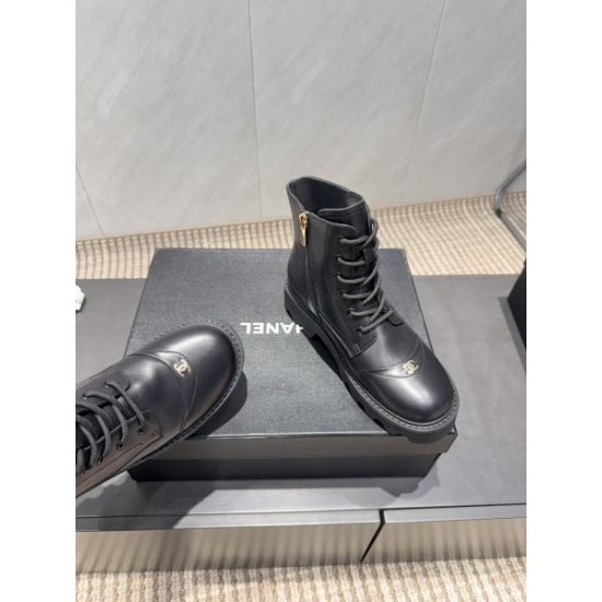 2025FW レトロ感が映える旬スタイル CHANEL シャネル ブーツ