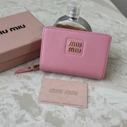 2025FW 二つ折り財布 MIU MIU ミュウミュウ 視線を集める、注目の冬季新作