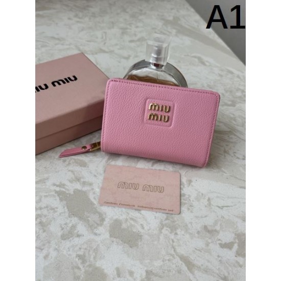 2025FW 二つ折り財布 MIU MIU ミュウミュウ 視線を集める、注目の冬季新作