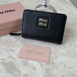 2025FW 二つ折り財布 MIU MIU ミュウミュウ 視線を集める、注目の冬季新作