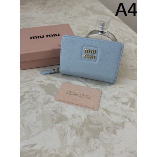 2025FW 二つ折り財布 MIU MIU ミュウミュウ 視線を集める、注目の冬季新作