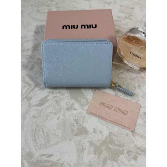 2025FW 二つ折り財布 MIU MIU ミュウミュウ 視線を集める、注目の冬季新作