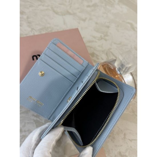 2025FW 二つ折り財布 MIU MIU ミュウミュウ 視線を集める、注目の冬季新作