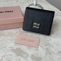 2025FW 二つ折り財布 MIU MIU ミュウミュウ 話題沸騰中の最新冬季新作